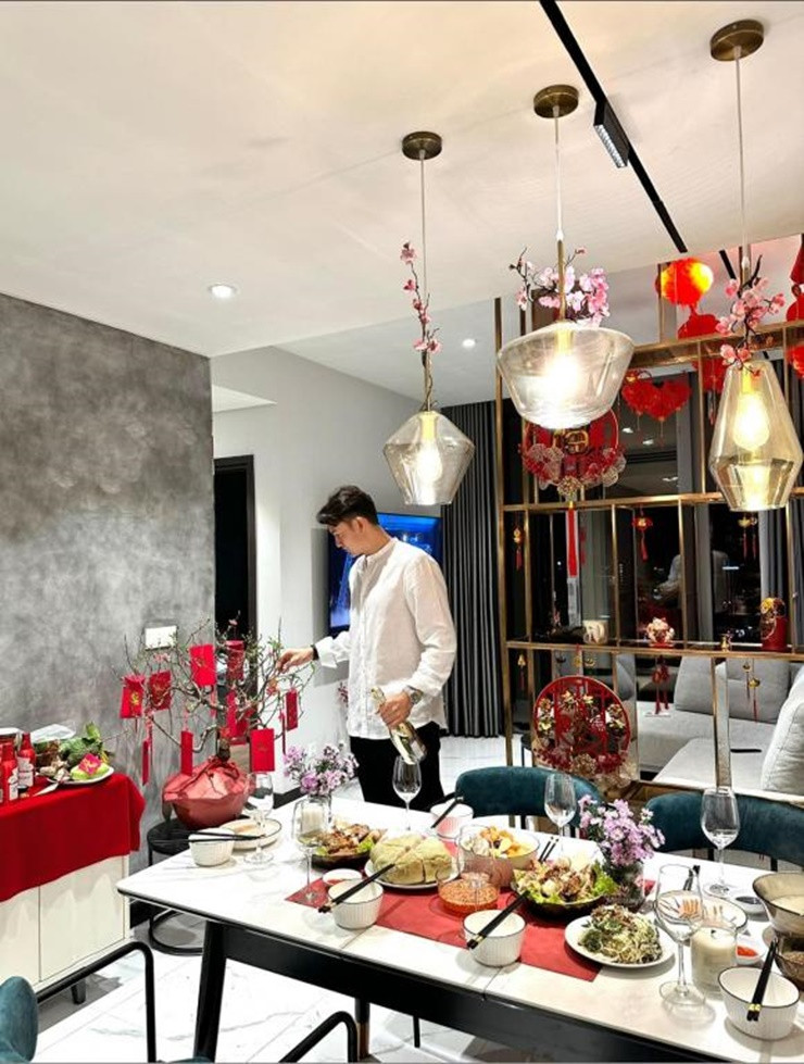 Nội thất trong căn hộ của Đặng Văn Lâm thiết kế hiện đại và sang trọng. Ảnh: FBNV