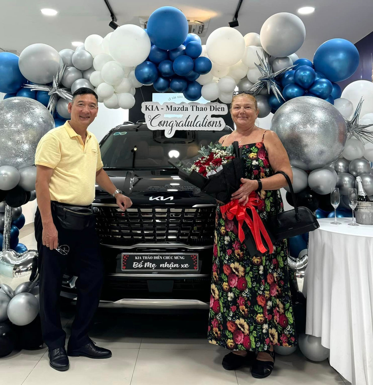 Đầu năm 2024, Đặng Văn Lâm mua chiếc Kia Carnival tặng bố mẹ có giá từ 1,179-1,759 tỷ đồng. Ảnh: FBNV