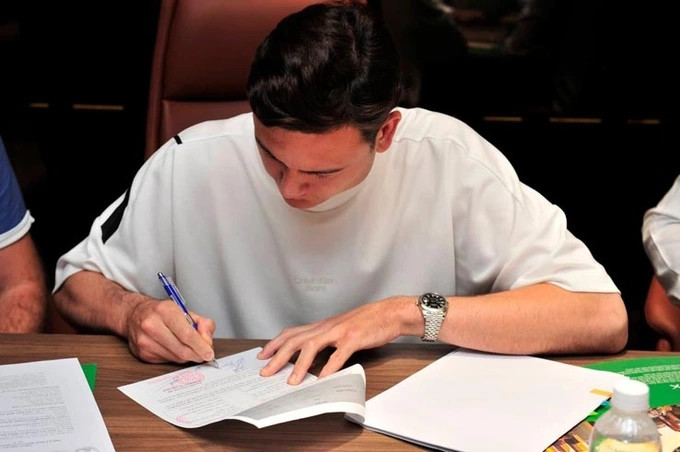 Năm 2022, thủ môn Đặng Văn Lâm ký hợp đồng có thời hạn 3,5 năm với Topenland Bình Định mức lương khoảng 17.000 USD/tháng (tương đương gần 400 triệu đồng). Đây được cho là mức lương "khủng" với một thủ môn ở V.League. Ảnh: Bình Định FC