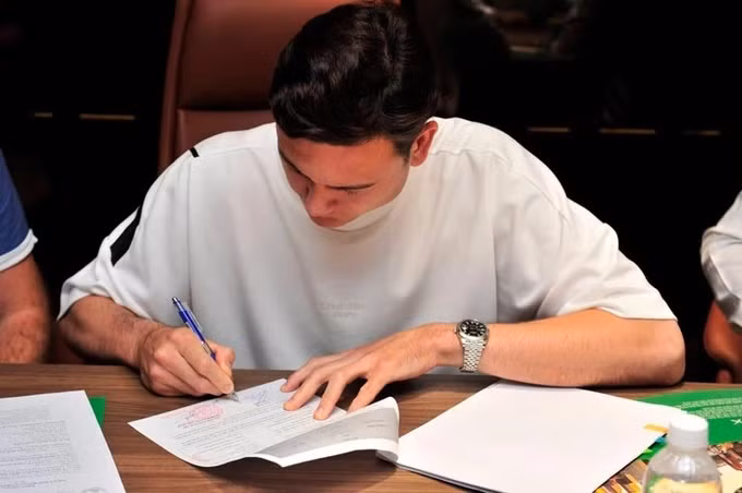 Năm 2022, thủ môn Đặng Văn Lâm ký hợp đồng có thời hạn 3,5 năm với Topenland Bình Định mức lương khoảng 17.000 USD/tháng (tương đương gần 400 triệu đồng). Đây được cho là mức lương "khủng" với một thủ môn ở V.League. Ảnh: Bình Định FC