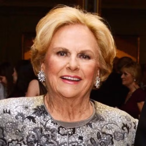 Amy Weiss, người phát ngôn của gia tộc Mars, cho biết trong một tuyên bố với Insider: “Gia tộc Mars coi trọng quyền riêng tư và chưa bao giờ tán tỉnh công khai cá nhân”.