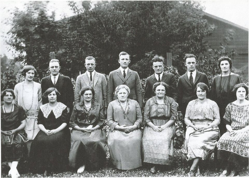 Các thành viên trong gia đình Reimanns bao gồm anh chị em Wolfgang Reimann, Matthias Reimann-Andersen, Renate Reimann-Hass và Stefan Reimann-Andersen, mỗi người có tài sản ròng trị giá 5,4 tỷ USD, theo Forbes. Gia đình Reimanns tránh xa sự chú ý của công chúng đến mức việc tìm kiếm ảnh của Reimanns cũng hiếm hoi. Nguồn ảnh: Getty