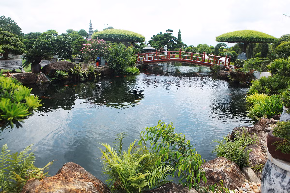 Hồ cá Koi Nhật Bản nhưng thực chất là khu vườn tiêu biểu mang dấu ấn thẩm mỹ, văn hóa, nghệ thuật, kiến trúc và công nghệ sân vườn tổng hợp của nhiều quốc gia trên thế giới. Ảnh: Vietnamnet