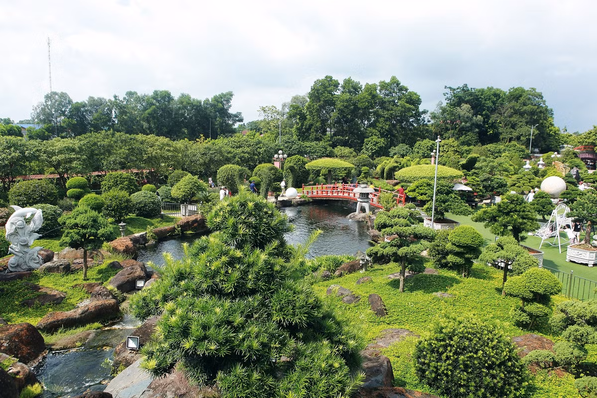 Để xây dựng hồ cá Koi và một quả đồi nhân tạo, đại gia Thái Nguyên đã vào Quỳ Hợp (Nghệ An) tìm mua những khối “đá bán quý” còn sót lại. Ảnh: Vietnamnet