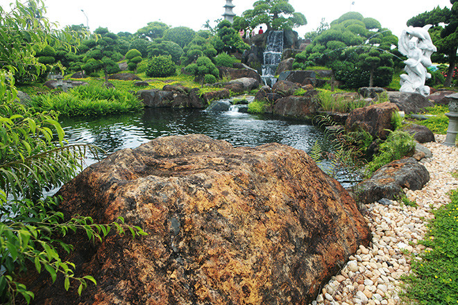 Hồ hình bán nguyệt, chiều dài 65m, chiều rộng chỗ rộng nhất là 25m, chỗ nhỏ 7 – 8m, mực nước luôn luôn để ở khoảng 1,5 – 1,6m. Ảnh: Vietnamnet