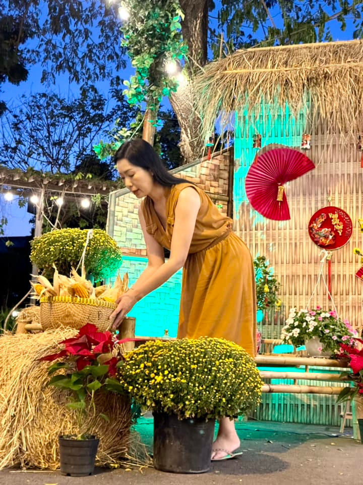 Mới đây, diễn viên - Á hậu Trịnh Kim Chi hé lộ một loạt hình ảnh trang hoàng không gian riêng chuẩn bị đón Tết gây chú ý.