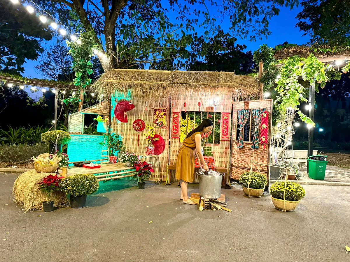 Trước căn biệt thự 10 tỷ tại quận 7 (TP HCM), Á hậu Trịnh Kim Chi đầu tư trang trí quang cảnh Tết miền quê.