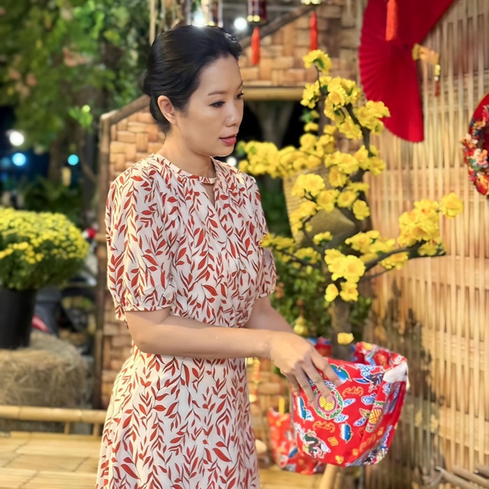 Á hậu Trịnh Kim Chi tự tay trang hoàng tiểu cảnh "Tết miền quê" tại tư gia.