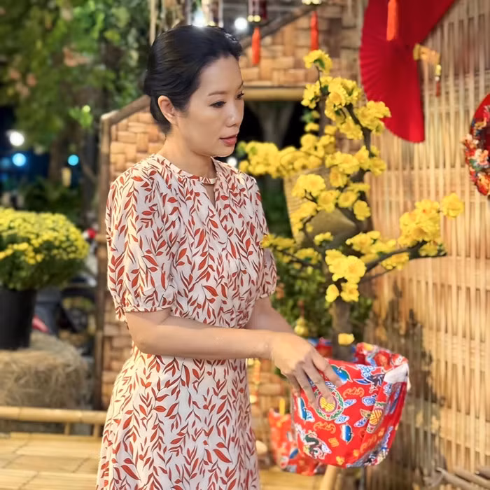 Á hậu Trịnh Kim Chi tự tay trang hoàng tiểu cảnh "Tết miền quê" tại tư gia.
