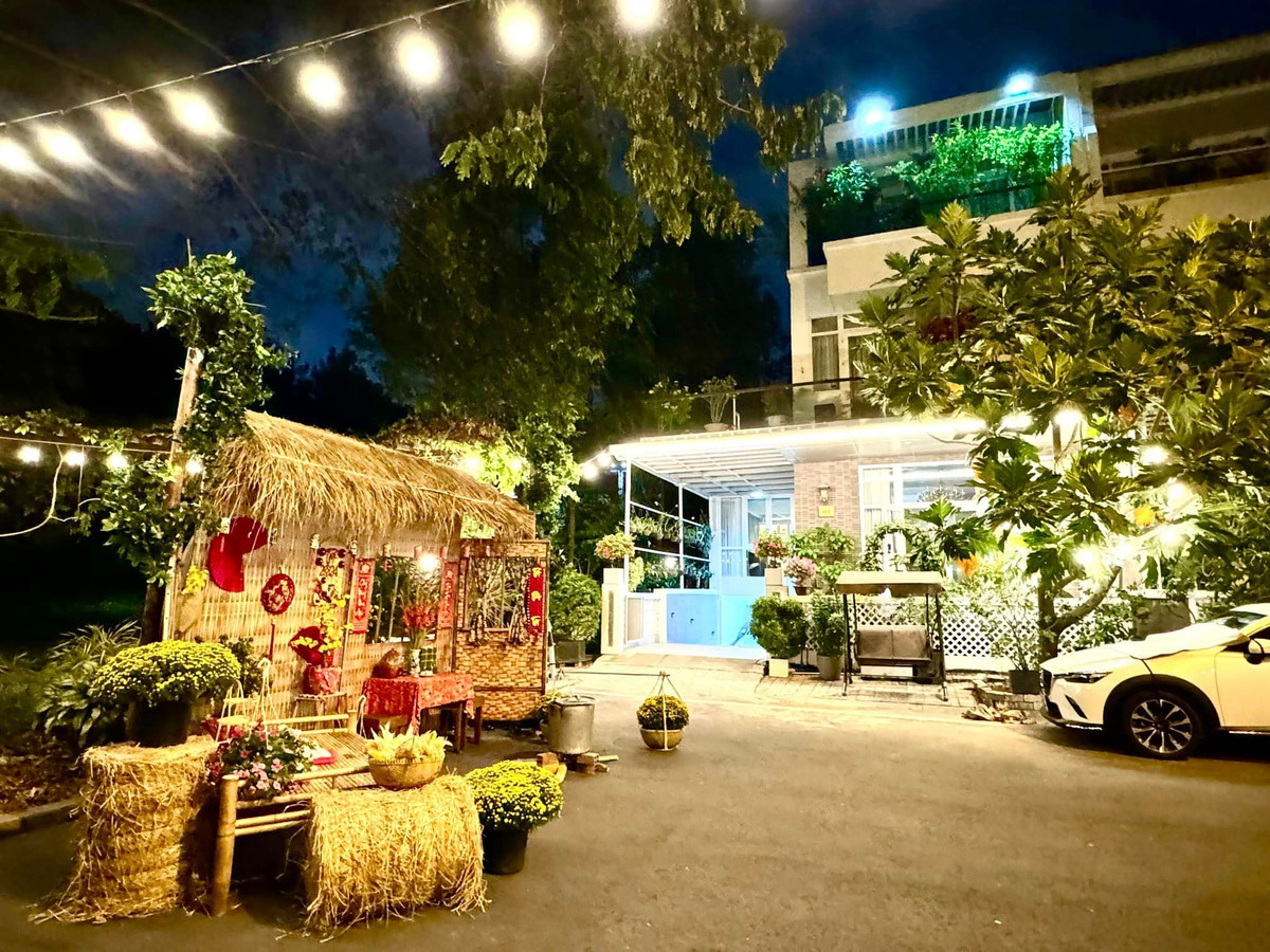 Đó là gian nhà tranh màu vàng mộc mạc nổi bật bằng tre nứa và mái lợp rơm khô khô trải dài.