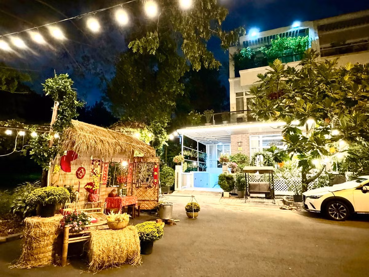 Đó là gian nhà tranh màu vàng mộc mạc nổi bật bằng tre nứa và mái lợp rơm khô khô trải dài.