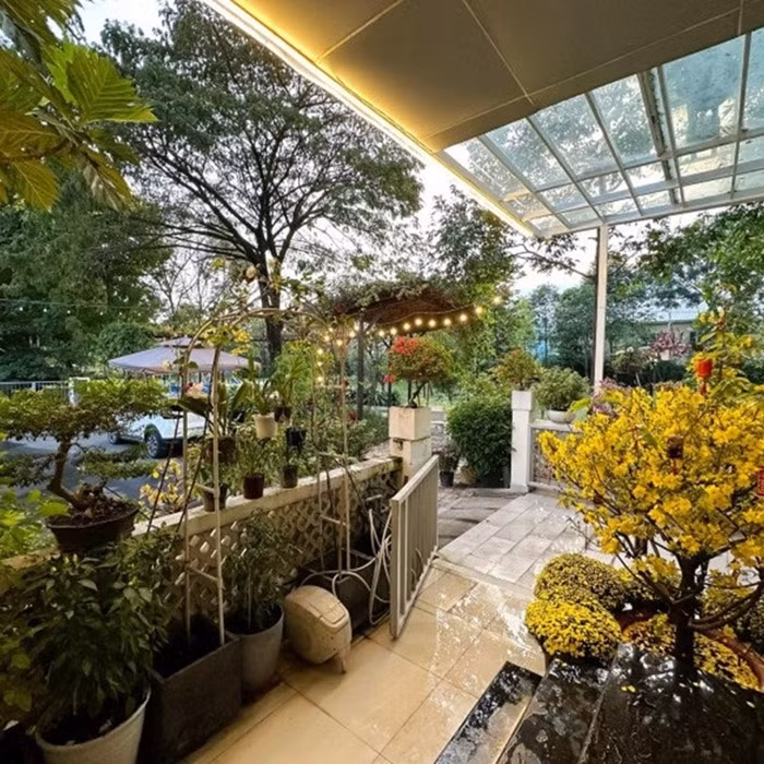 Biệt thự của Á hậu Trịnh Kim Chi có diện tích 200m2, có view nhìn đẹp, sân vườn rộng và bể bơi riêng.