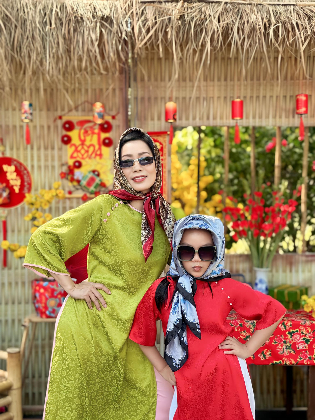 Tranh thủ tiểu cảnh Tết quê, hai mẹ con Trịnh Kim Chi chụp ảnh lưu niệm