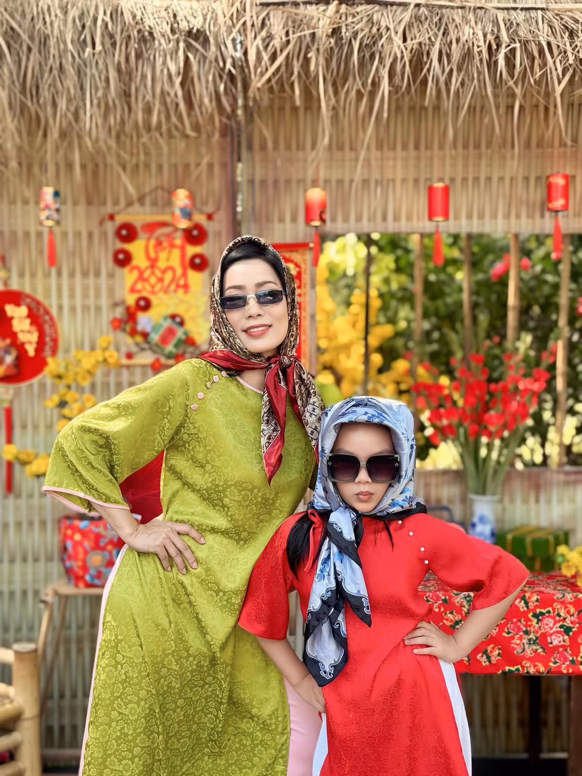 Tranh thủ tiểu cảnh Tết quê, hai mẹ con Trịnh Kim Chi chụp ảnh lưu niệm