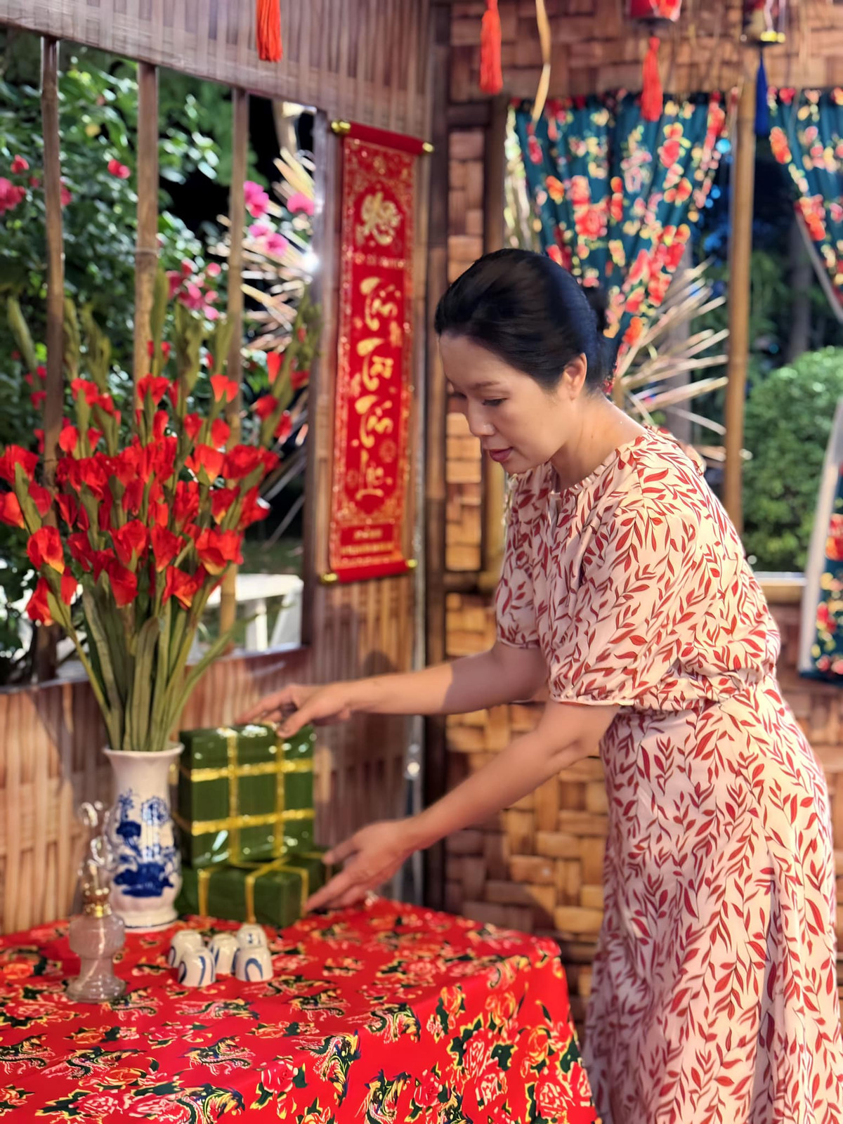 Từng ngóc ngách trước tổ ấm của nữ diễn viên đều ấm cúng và gợi nhớ vẻ gần gũi, quen thuộc với người miền Tây.