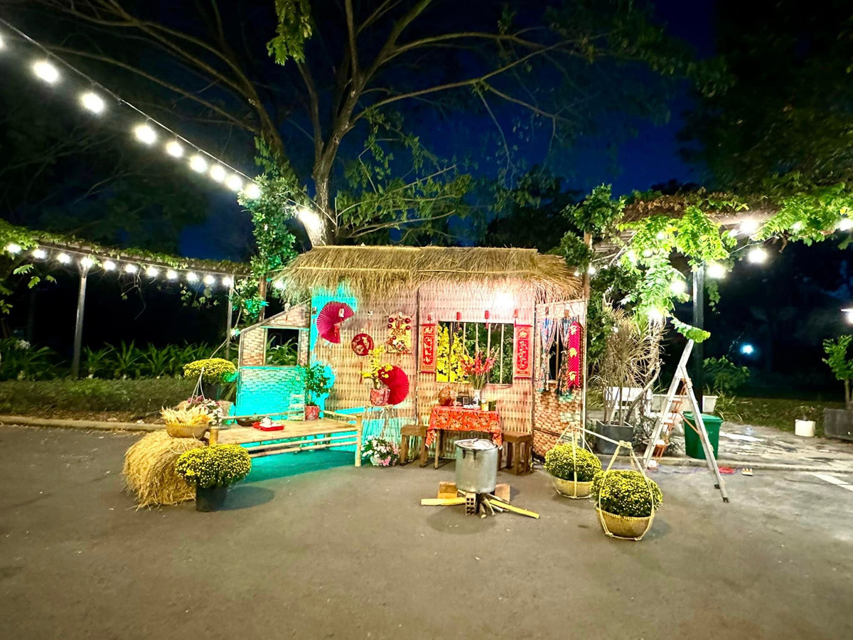 Trước gian nhà tranh là bó rạ, nồi nấu bánh chưng và rổ ngô khô mô phỏng lại cuộc sống nông thôn bình dị.