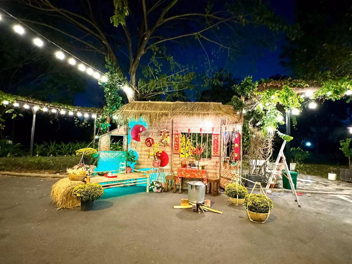 Trước gian nhà tranh là bó rạ, nồi nấu bánh chưng và rổ ngô khô mô phỏng lại cuộc sống nông thôn bình dị.