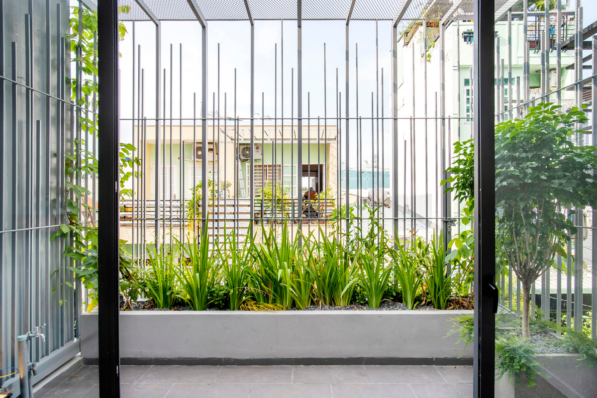 Những khu vực cảnh quan này giảm tiếng ồn một cách hiệu quả đồng thời tăng cường đáng kể sự riêng tư và an ninh cho không gian bên trong. Nguồn ảnh: Sonmeo Nguyễn Art Studio