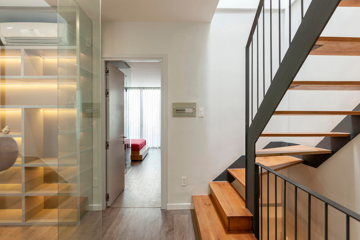 Giếng trời thứ hai được trổ ra ở cuối nhà để cung cấp ánh sáng và thông thoáng cho bếp và phòng ăn.