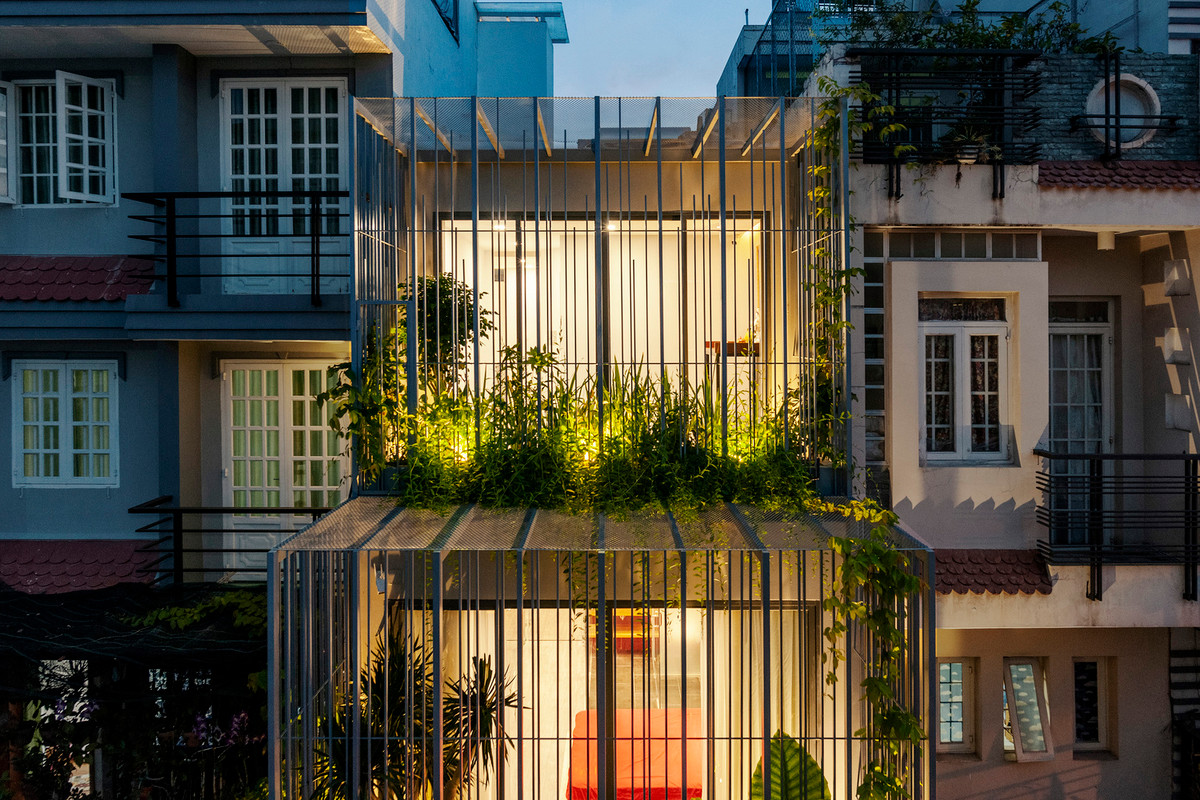 Ý tưởng thiết kế căn nhà được đề xuất dựa trên một “giải pháp kép” bao gồm: cải tạo lại toàn bộ không gian bên trong; và gắn thêm một cái “lồng” sắt kèm theo những khu vườn lên mặt đứng bên ngoài.