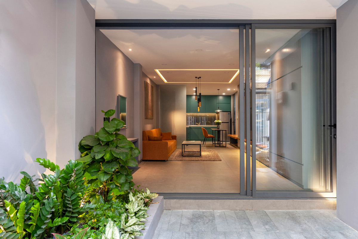 Toàn bộ không gian phía trước được dành cho phòng khách, sảnh chính và một khoảng sân vườn.