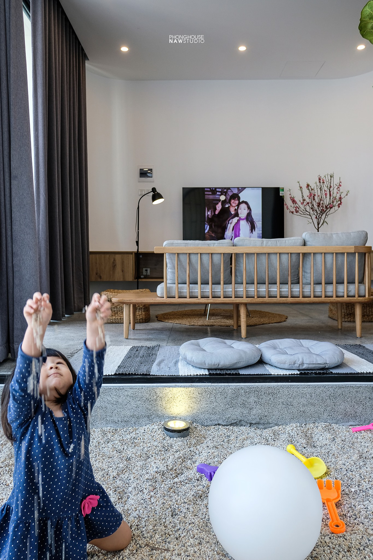 Những hình bán nguyệt nhấn mạnh vào mặt đứng căn nhà, tạo hiệu ứng thị giác mạnh mẽ đối với người xem phá vỡ hoàn toàn cảm giác bóp hậu vốn có của địa thế.