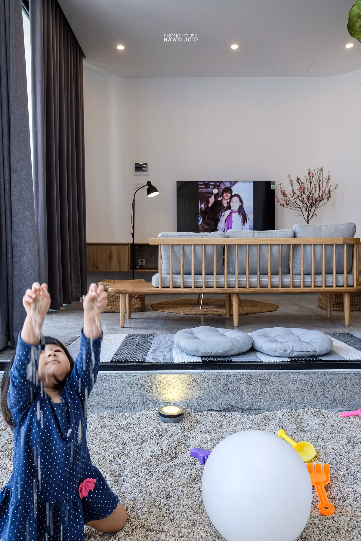 Những hình bán nguyệt nhấn mạnh vào mặt đứng căn nhà, tạo hiệu ứng thị giác mạnh mẽ đối với người xem phá vỡ hoàn toàn cảm giác bóp hậu vốn có của địa thế.