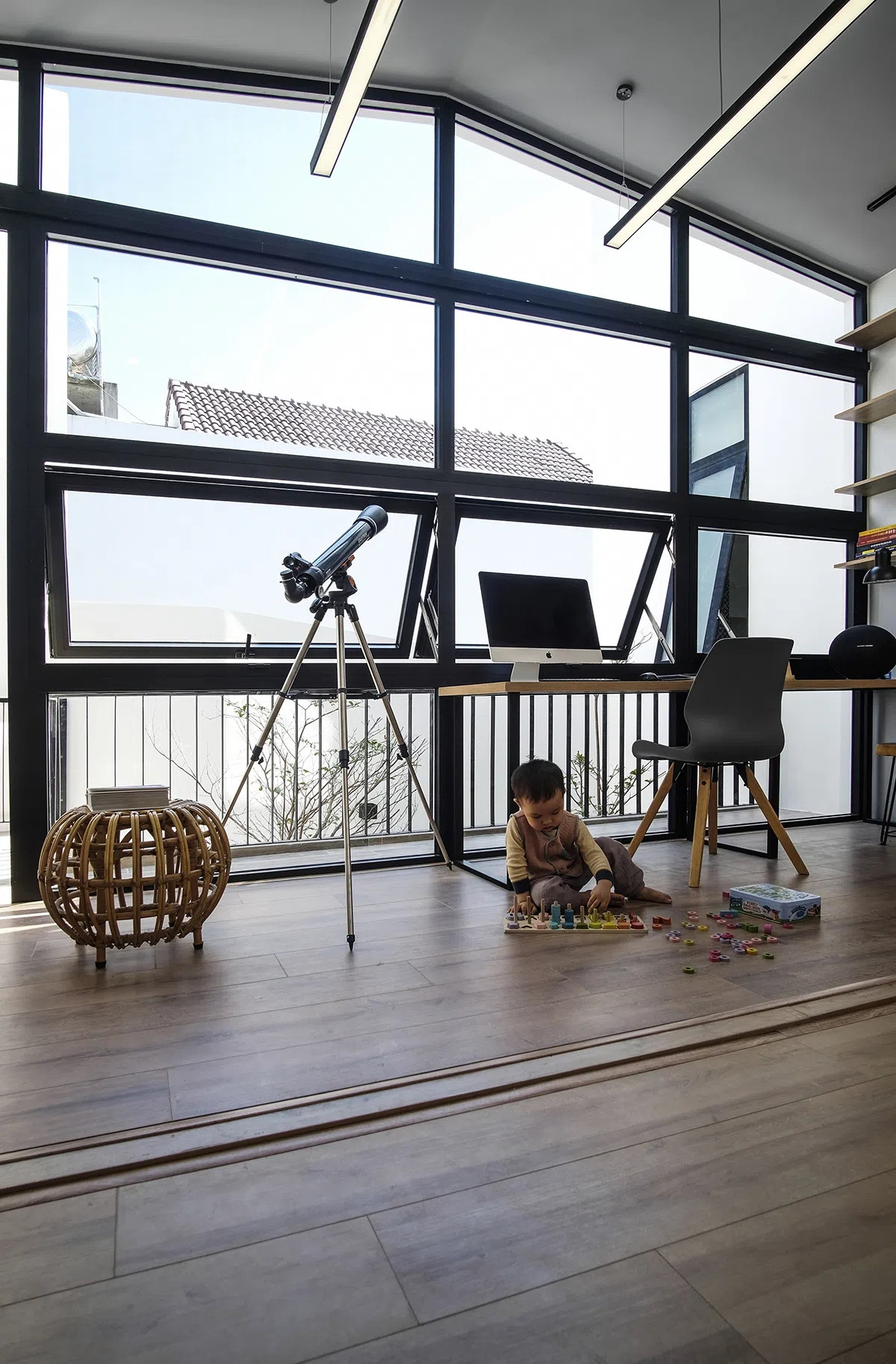 Phòng làm việc với hệ cửa kính đóng mở linh hoạt giúp điều tiết ánh sáng và thông gió theo nhu cầu. Nguồn ảnh: NAW Studio