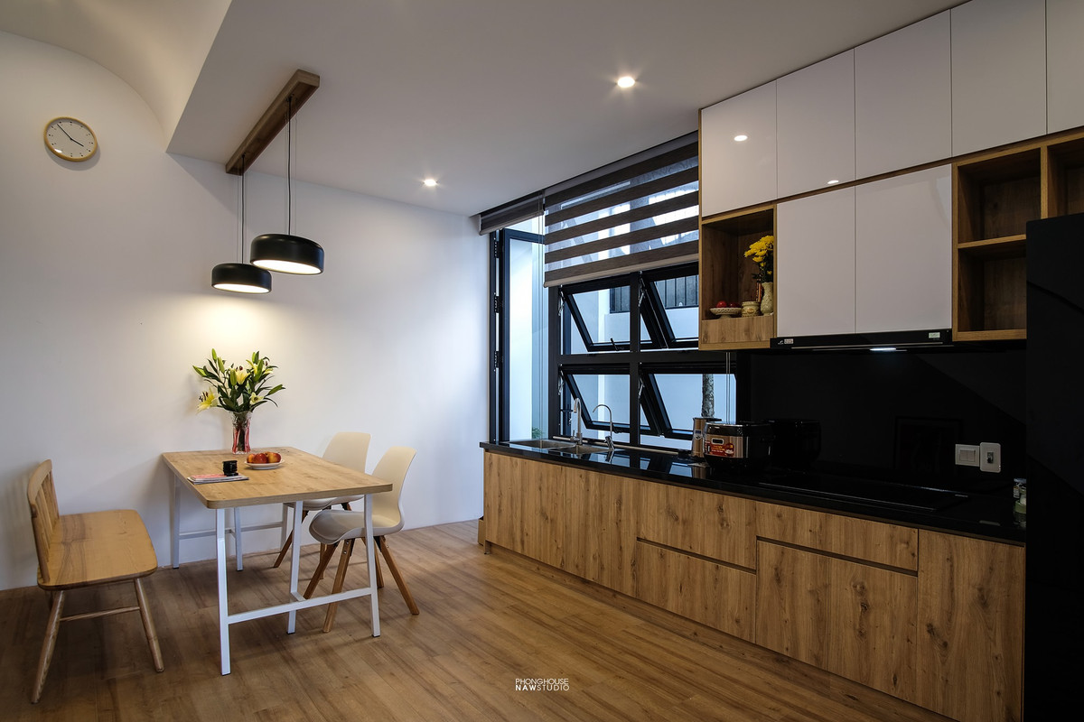 Bên cạnh đó, vật liệu cũng được chọn lọc một cách tinh giản, nhưng vẫn tạo được điểm nhấn cho tổng thể căn nhà. 