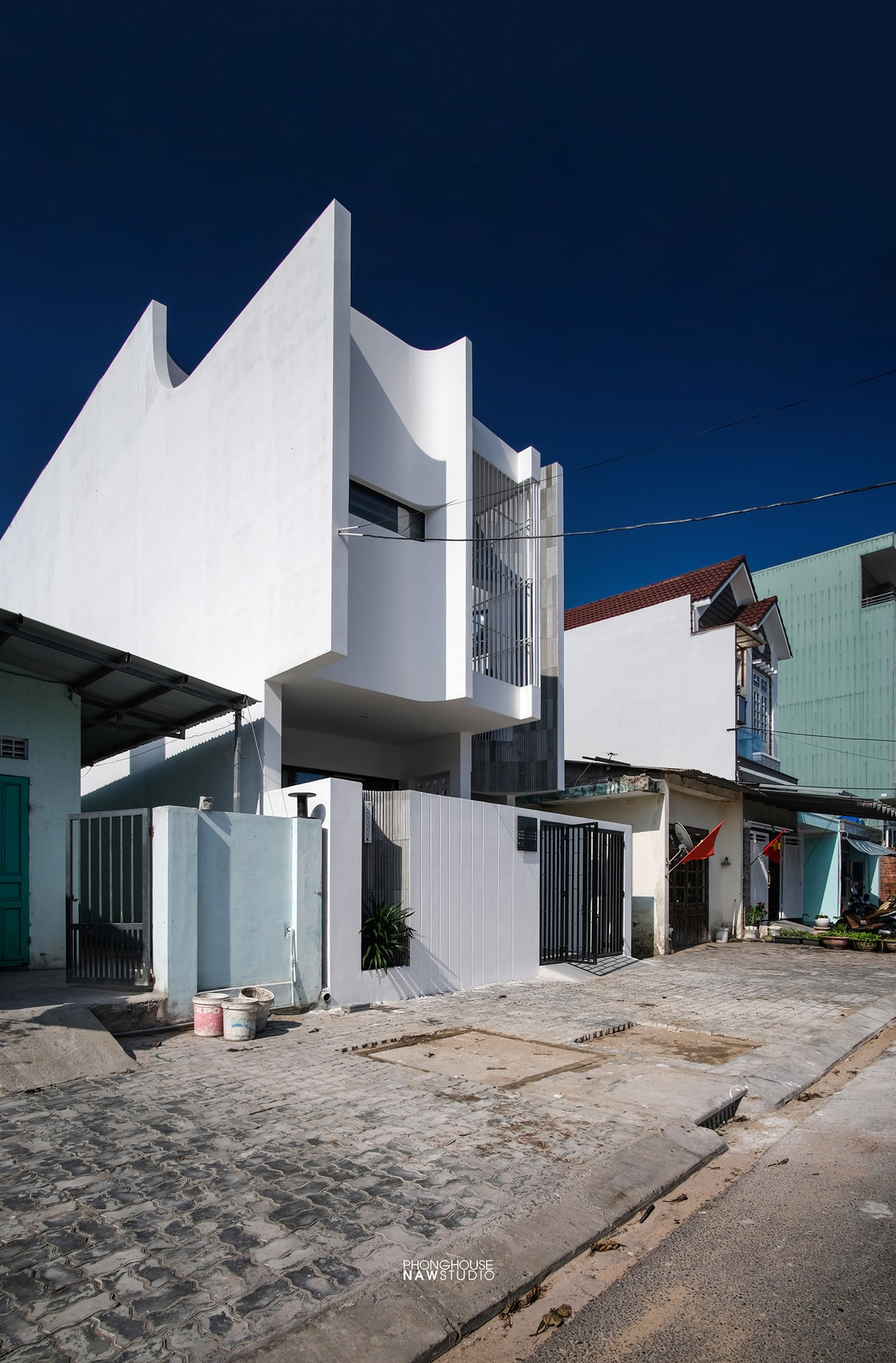 Để hình dạng "đầu voi đuôi chuột” không tồn tại trong nhà, kiến trúc sư sử dụng những đường cong, thống nhất từ mặt đứng đến cả mặt bằng nội thất.