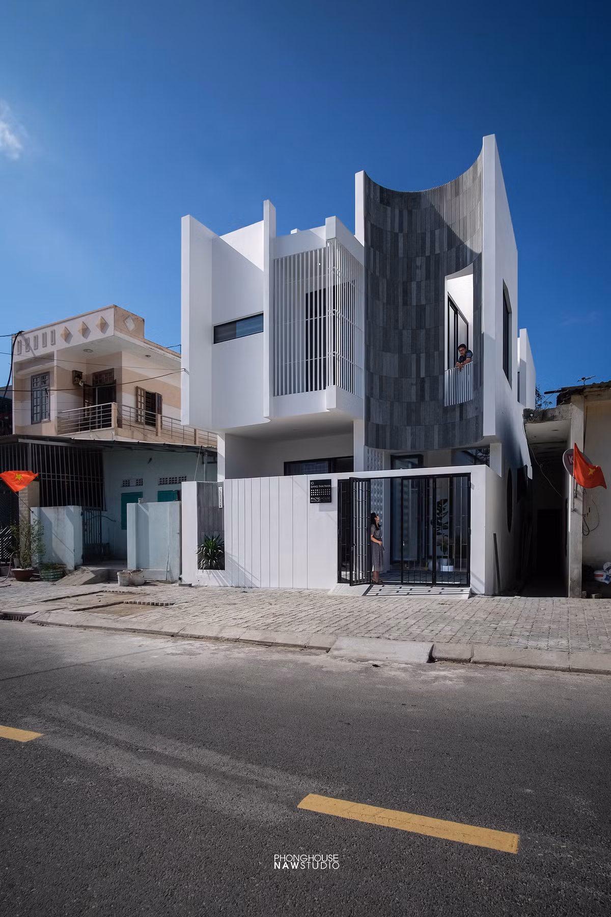 Với hơn 113m2 đất, kiến trúc sư quyết định tận dụng hầu hết không gian để xây dựng một chuỗi công năng sống tiêu chuẩn cho gia đình 3 thế hệ.