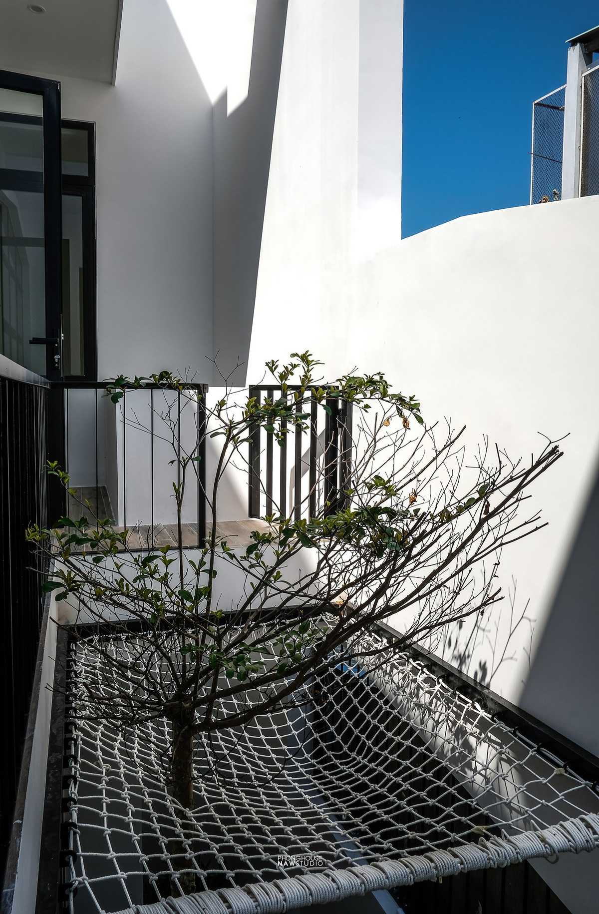 Tại đây được bố trí thêm một chiếc võng lưới để gia chủ thư giãn.