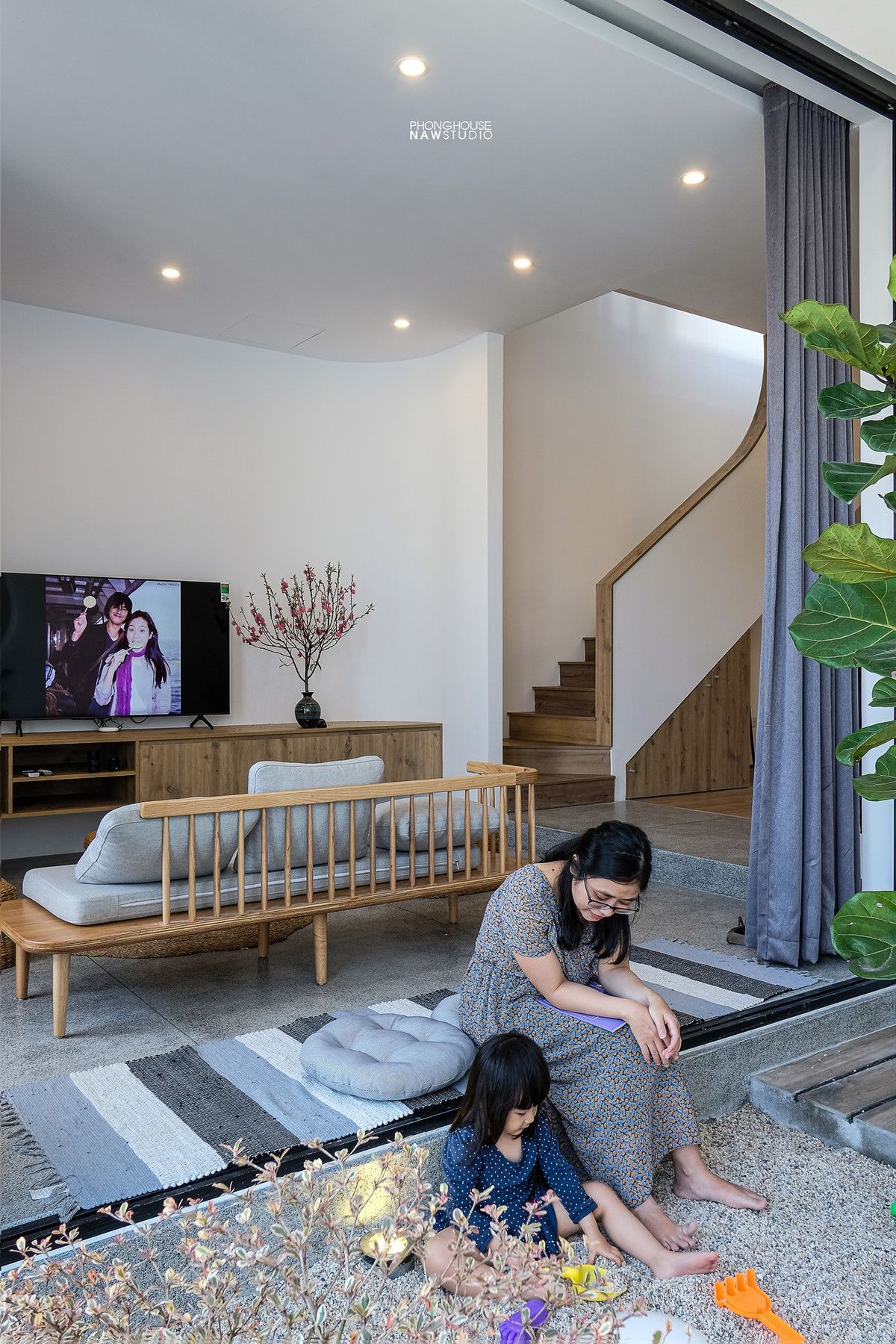 Bên trong nhà gồm 3 phòng ngủ, khách bếp, 1 phòng thờ, 1 phòng làm việc lớn cùng các công năng phụ trợ hoàn chỉnh một dây chuyền tối ưu hóa sự giao tiếp giữa các thế hệ trong gia đình.