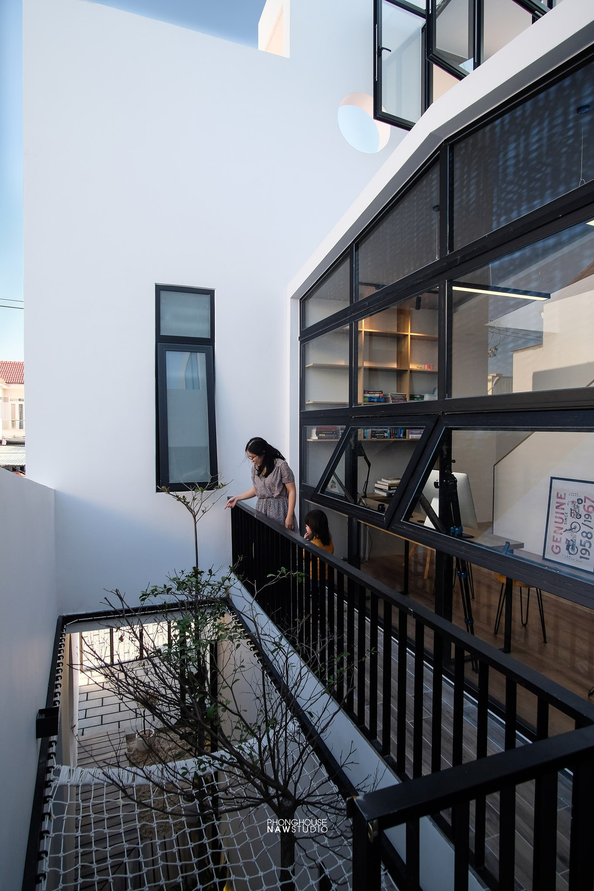 Khoảng sân kết hợp với giếng trời tạo sự thông thoáng.