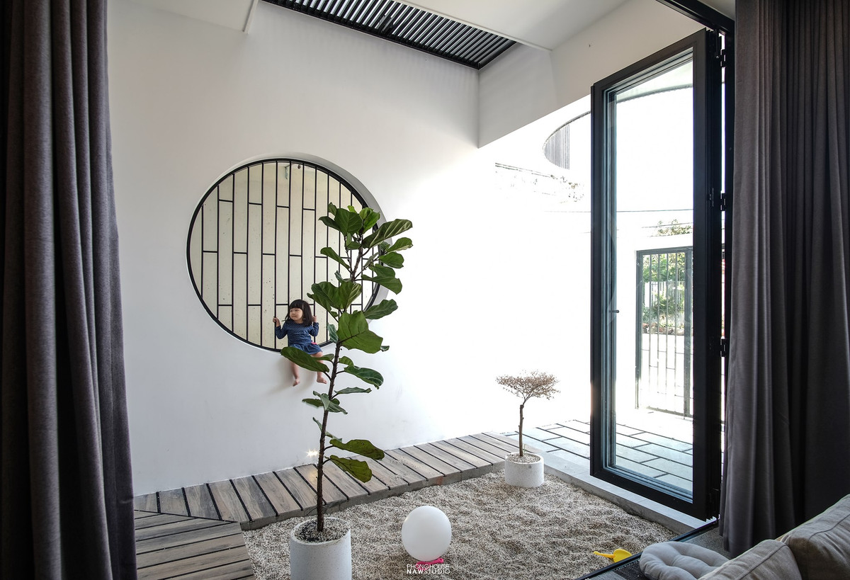 Ba mặt tiếp giáp nhà lân cận và mặt tiền sát đường, tất cả những gì kiến trúc sư cần phải làm là tạo ra sự tươi sáng, thông thoáng, tận dụng ánh sáng thiên nhiên tối đa nhất có thể từ trước ra sau.