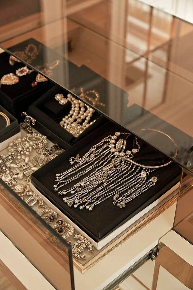 Căn phòng có thiết kế không khác cửa hàng thời trang cao cấp Nguồn ảnh: FBNV, chụp màn hình