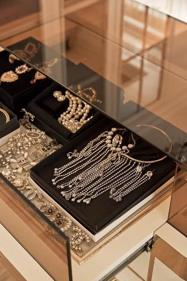 Căn phòng có thiết kế không khác cửa hàng thời trang cao cấp Nguồn ảnh: FBNV, chụp màn hình