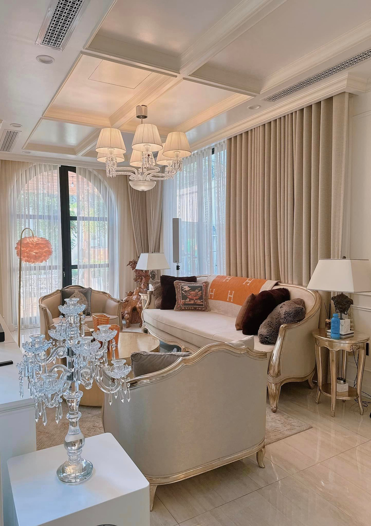 Đây là lần hiếm hoi Lệ Quyên chủ động chụp nhiều góc đẹp trong biệt thự xa hoa rộng 589m2 tại TP.HCM.