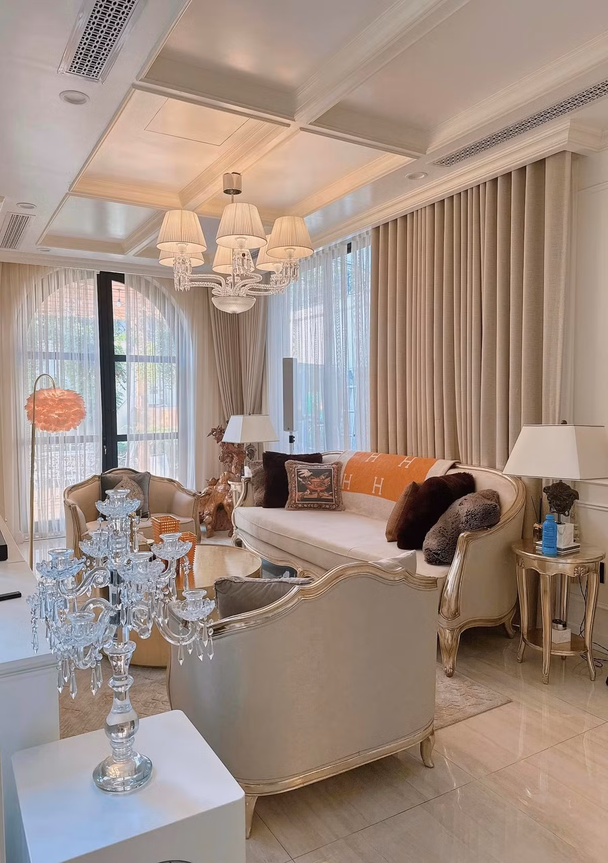 Đây là lần hiếm hoi Lệ Quyên chủ động chụp nhiều góc đẹp trong biệt thự xa hoa rộng 589m2 tại TP.HCM.