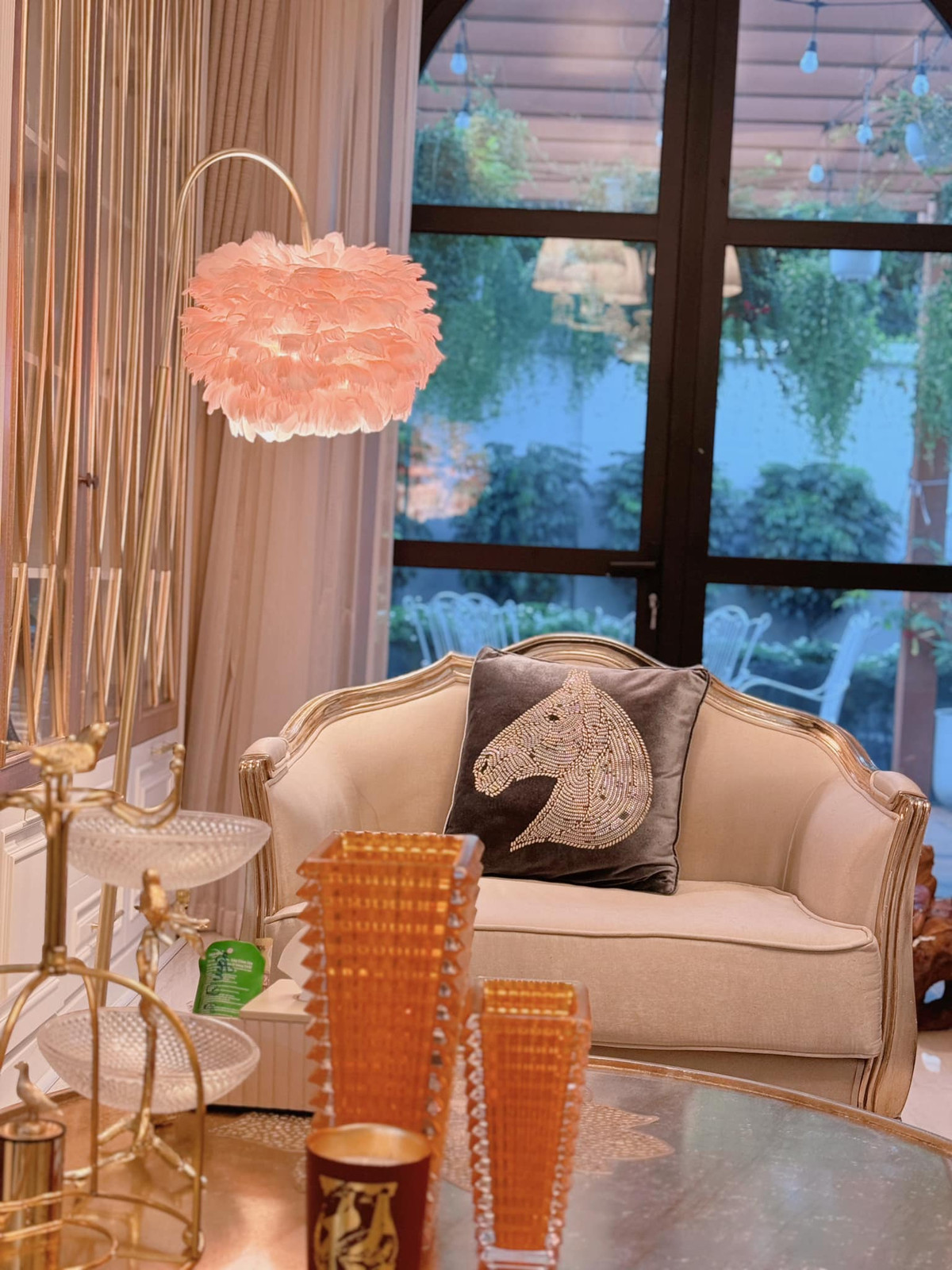 Có thể thấy, biệt thự của Lệ Quyên ở TP HCM vô cùng sang chảnh. Nội thất được nữ ca sĩ lựa chọn tỉ mỉ, toát lên vẻ thượng lưu.