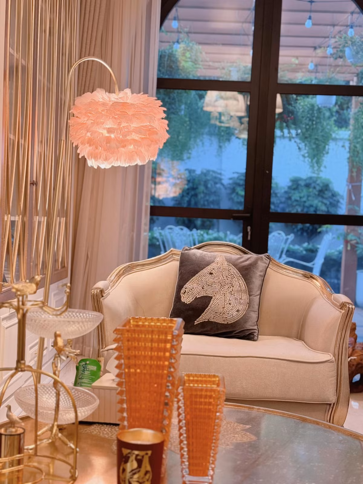 Có thể thấy, biệt thự của Lệ Quyên ở TP HCM vô cùng sang chảnh. Nội thất được nữ ca sĩ lựa chọn tỉ mỉ, toát lên vẻ thượng lưu.