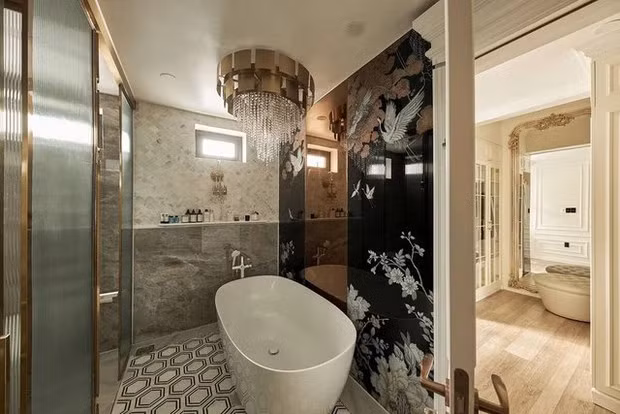 Phòng thay đồ được mở thông với phòng ngủ chính và bồn tắm, tạo sự thuận tiện cho gia chủ.