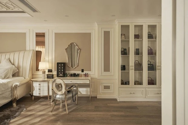 Các phía tường trong phòng là hệ tủ đầy ắp quần áo, ở chính giữa có tủ đựng phụ kiện và trang sức.