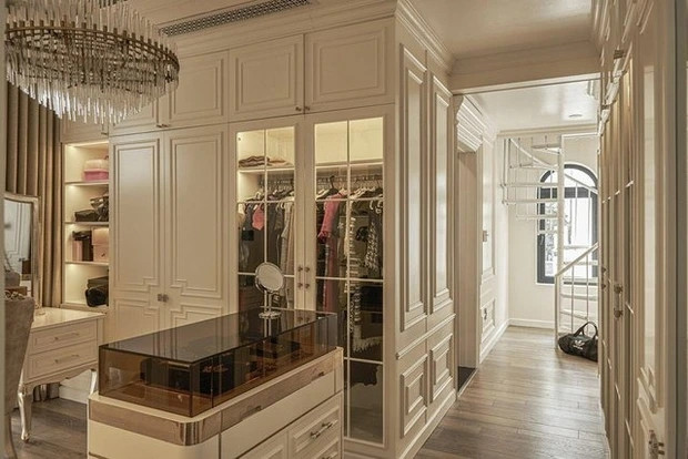 Nổi tiếng là “yêu nữ hàng hiệu” với bộ sưu tập trang phục đắt đỏ nên trong nhà phòng thay đồ luôn là khu vực được Lệ Quyên ưu ái.