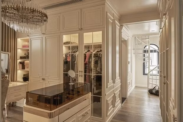 Nổi tiếng là “yêu nữ hàng hiệu” với bộ sưu tập trang phục đắt đỏ nên trong nhà phòng thay đồ luôn là khu vực được Lệ Quyên ưu ái.