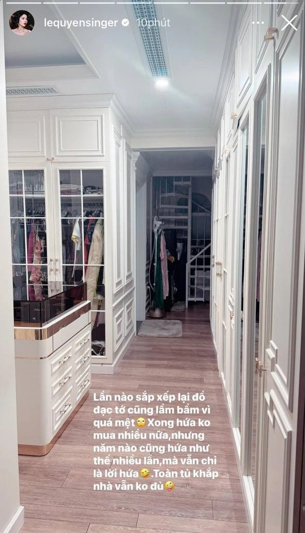 Căn phòng có gam màu trắng, hoà hợp với tổng thể căn biệt thự.