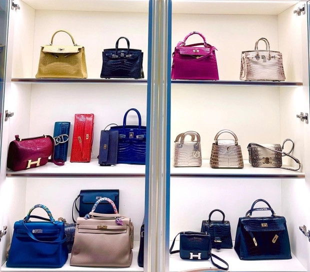 Có thể nói nơi đây được thiết kế không khác gì các cửa hàng thời trang cao cấp vì tủ kính giúp nhìn được những món đồ trưng bày bên trong.