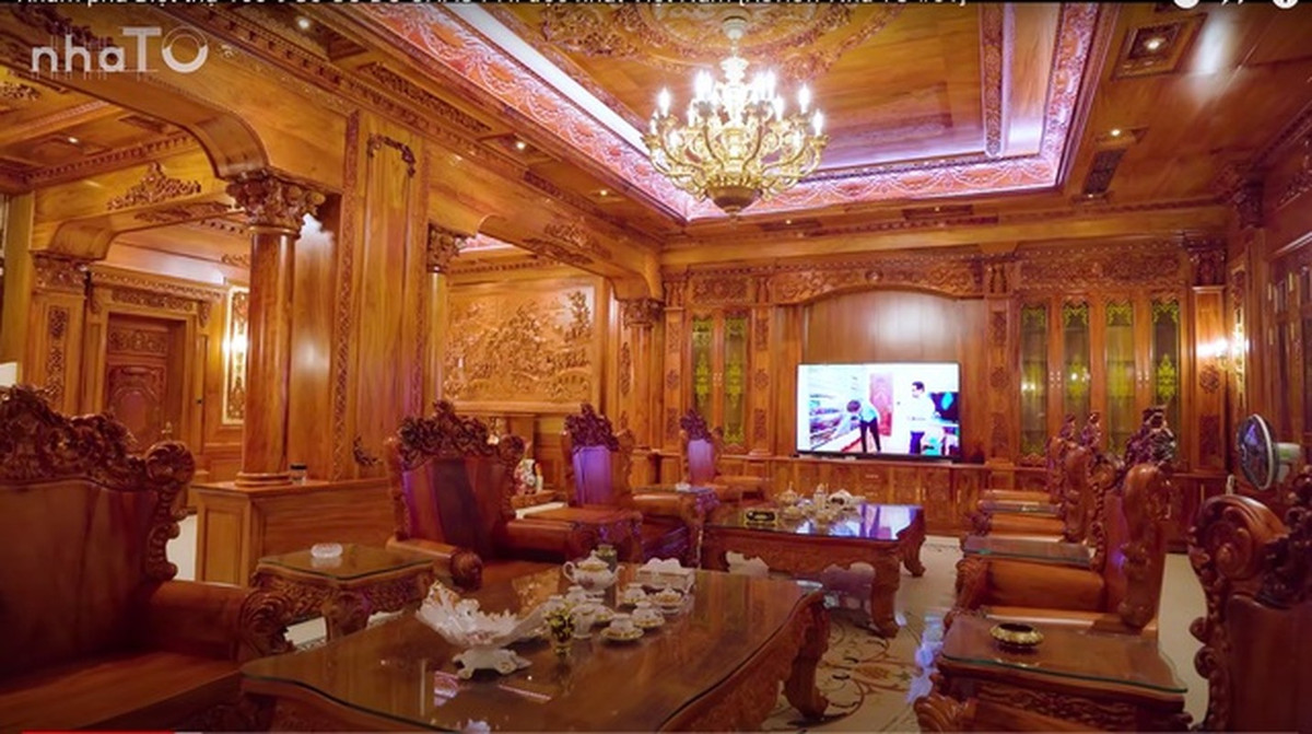 Trên trần nhà treo nhiều bộ đèn chùm, với chi phí ước tính khoảng 700-800 triệu/bộ. Ảnh chụp màn hình