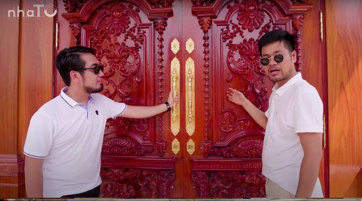 Cửa chính vào nhà đồ sộ với tay cầm mạ vàng sang trọng. Ảnh chụp màn hình