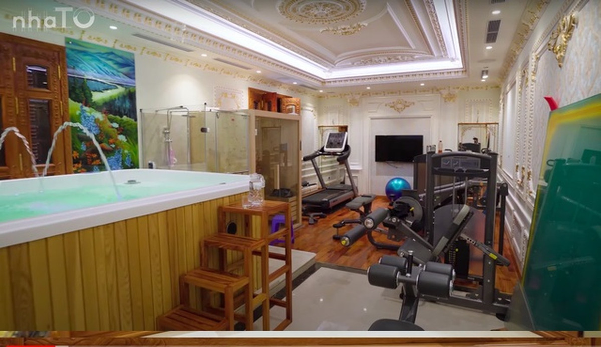 Tầng 2 bao gồm 2 phòng ngủ, cùng với một phòng tập. Phòng tập có cả bể bơi kèm bể sục trong nhà và một khu vực xông hơi riêng. Ảnh chụp màn hình